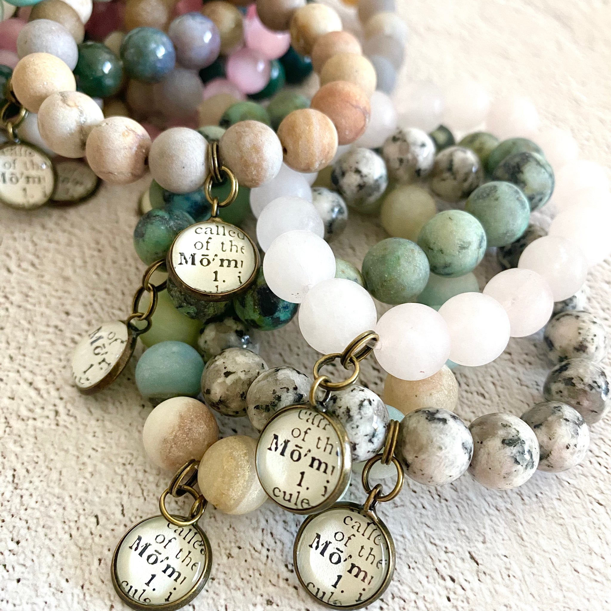 ■VINTAGE HOLLYWOOD■ Crayon Beads Bracelet VH2336BR009B Beaded Charm Bracelet with Vintage Dictionary Word Charm